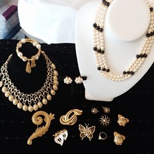 Beautiful Vintage Jewelry Lot Monet JJ Pearl Rhinestone Brooches Necklaces Pins